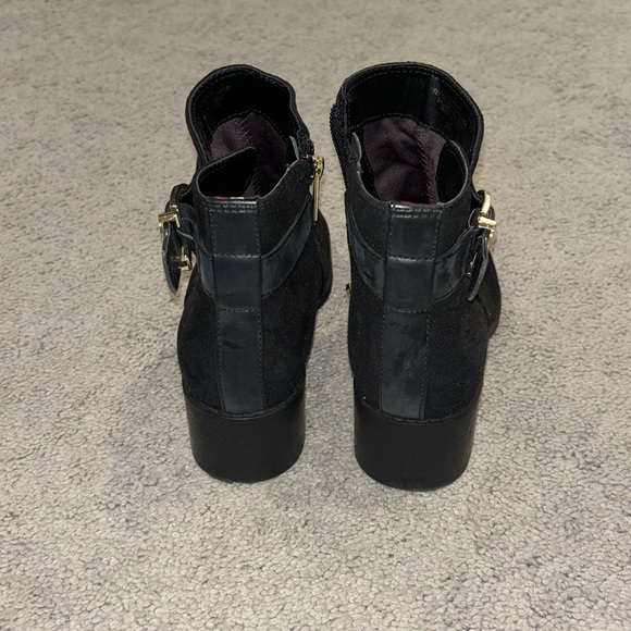 Women's Tommy Hilfiger low cut riding boot with Hold buckle and zipper - Picture 4 of 5